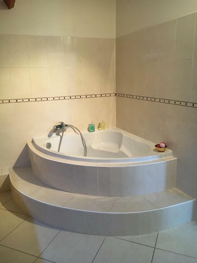 Appartement Independant Chez L'Habitant เบอซองส์ ภายนอก รูปภาพ